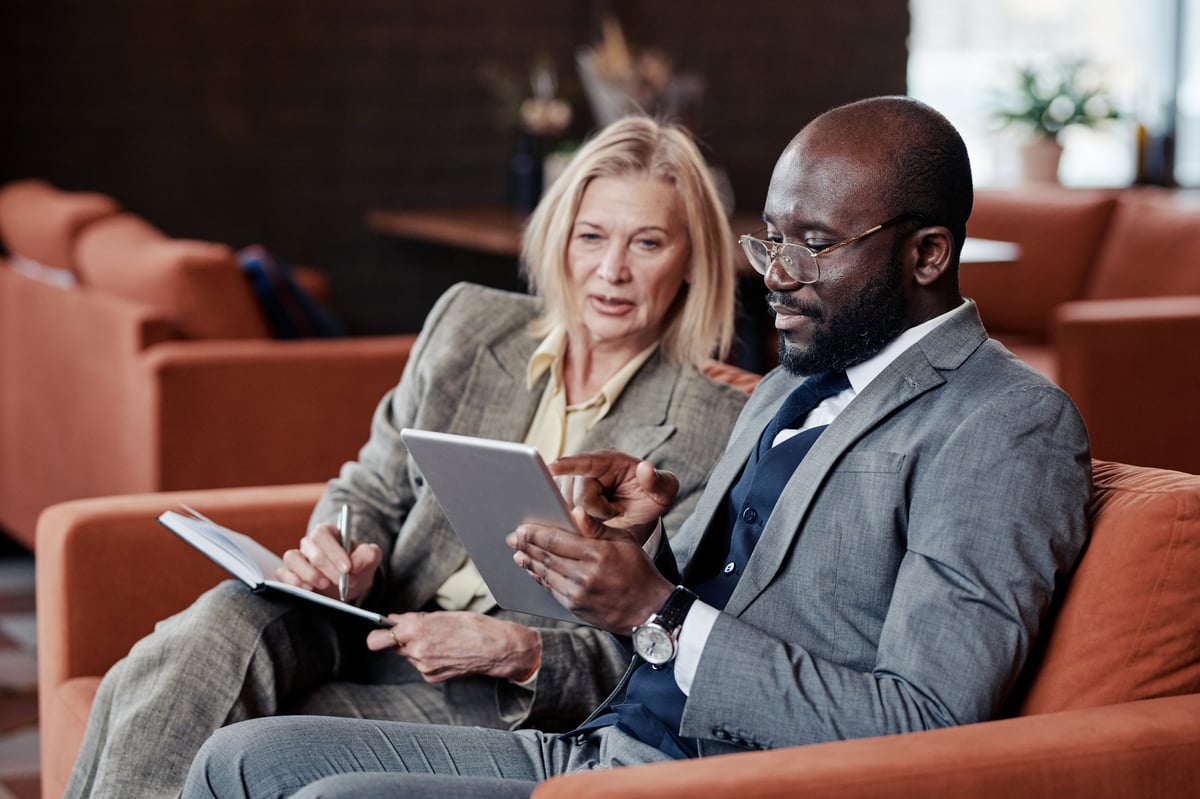 Consultants planning a marketing campaign in a cafe